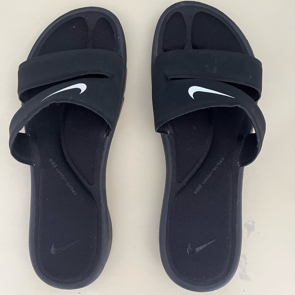 NWOT Nike slides